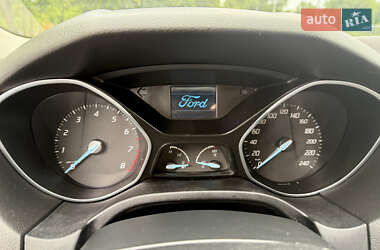 Хэтчбек Ford Focus 2012 в 