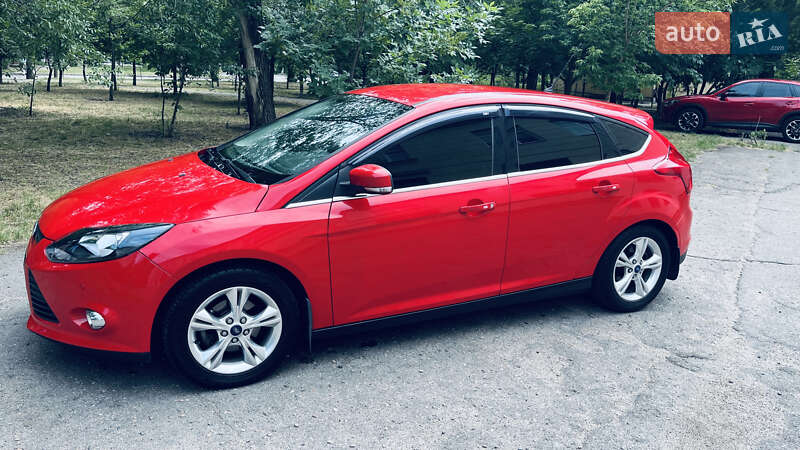 Хэтчбек Ford Focus 2012 в 