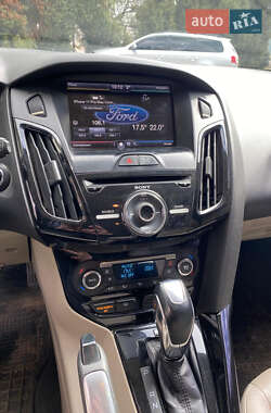Хэтчбек Ford Focus 2012 в 