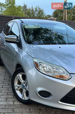 Хэтчбек Ford Focus 2012 в 