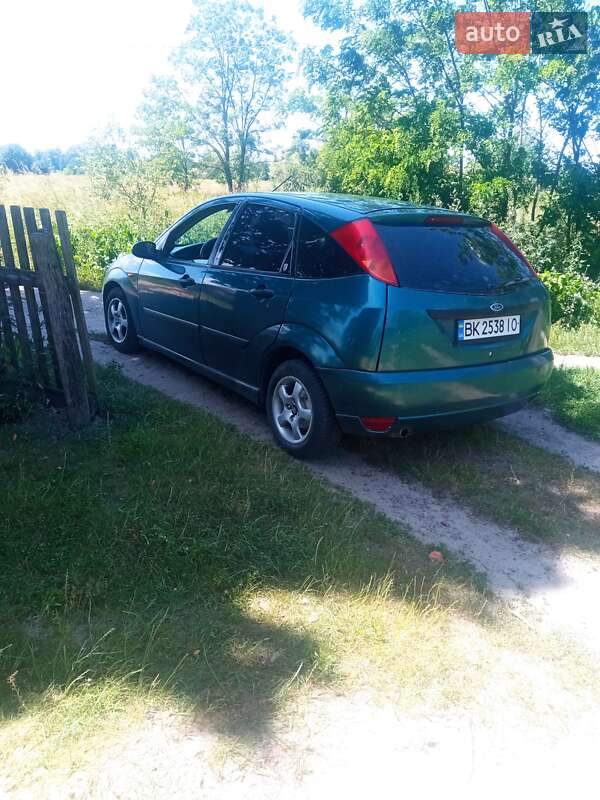 Хэтчбек Ford Focus 2000 в Жовкве