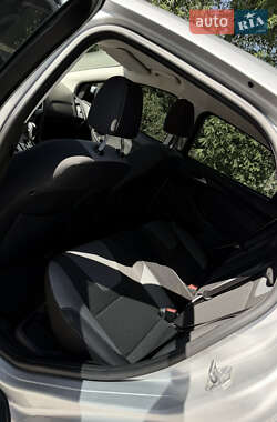 Хэтчбек Ford Focus 2012 в 
