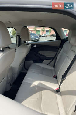 Хэтчбек Ford Focus 2012 в 