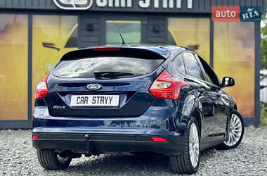 Хэтчбек Ford Focus 2011 в 