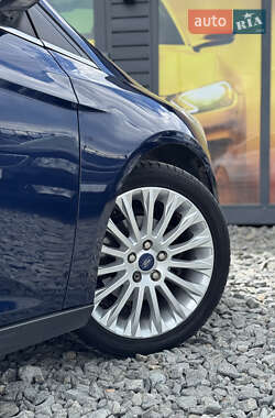 Хэтчбек Ford Focus 2011 в 