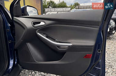 Хэтчбек Ford Focus 2011 в 