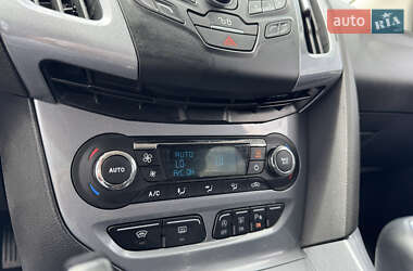 Хэтчбек Ford Focus 2011 в 