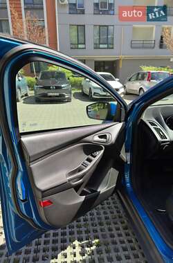 Седан Ford Focus 2015 в 