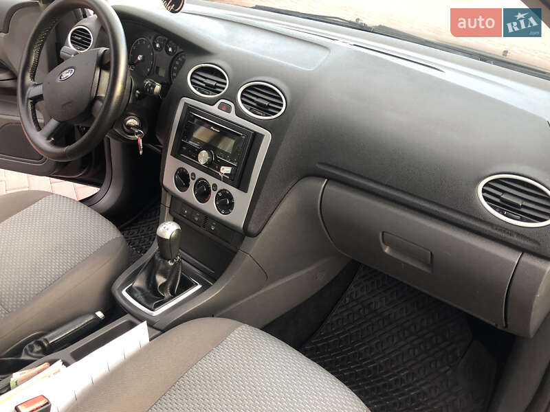 Хэтчбек Ford Focus 2006 в Сарнах