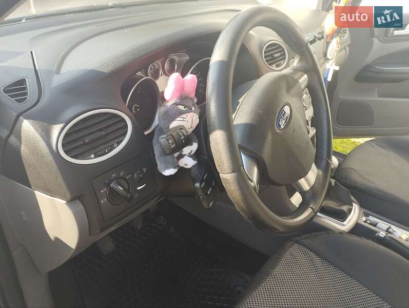 Хэтчбек Ford Focus 2010 в Добромиле