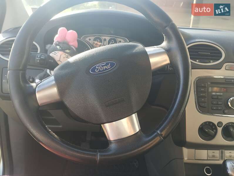 Хэтчбек Ford Focus 2010 в Добромиле