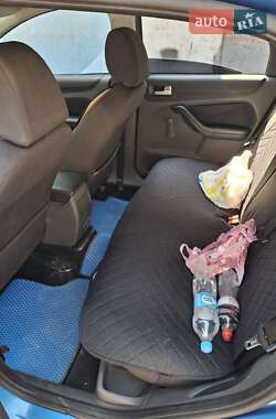 Хэтчбек Ford Focus 2004 в 