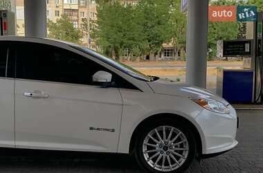 Хэтчбек Ford Focus 2012 в 