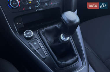 Хэтчбек Ford Focus 2015 в 