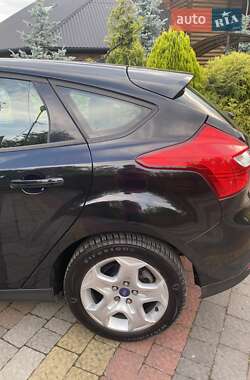 Хэтчбек Ford Focus 2011 в 