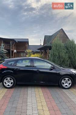 Хэтчбек Ford Focus 2011 в 