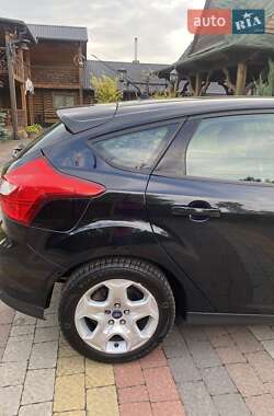 Хэтчбек Ford Focus 2011 в 