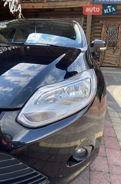 Хэтчбек Ford Focus 2011 в 