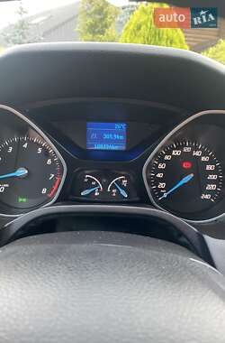 Хэтчбек Ford Focus 2011 в 