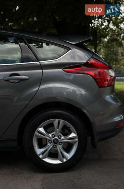 Хэтчбек Ford Focus 2012 в 