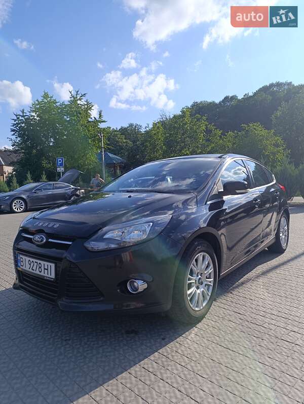 Хэтчбек Ford Focus 2011 в 