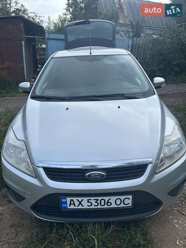Хэтчбек Ford Focus 2011 в 