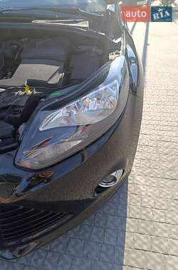 Хэтчбек Ford Focus 2011 в 