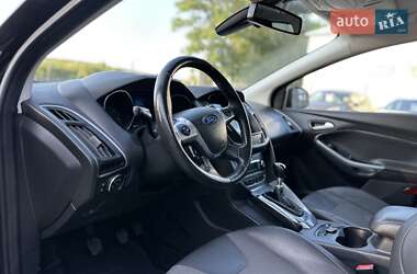 Хэтчбек Ford Focus 2012 в 