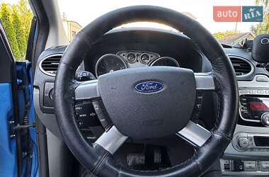 Хэтчбек Ford Focus 2010 в 