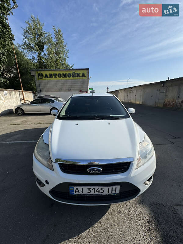 Хэтчбек Ford Focus 2010 в 