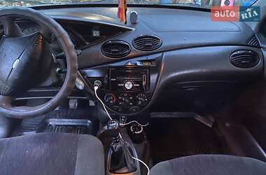 Хэтчбек Ford Focus 2000 в 