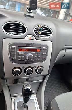 Хэтчбек Ford Focus 2011 в 