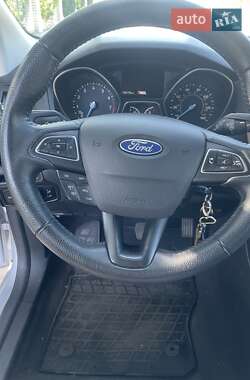 Хэтчбек Ford Focus 2015 в 