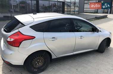 Хэтчбек Ford Focus 2012 в 
