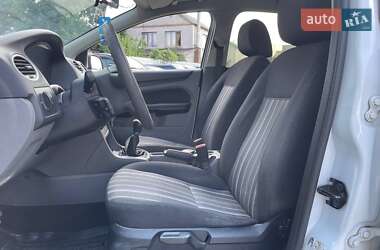 Хэтчбек Ford Focus 2011 в 