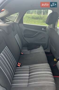 Хэтчбек Ford Focus 2011 в 