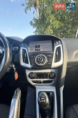 Хэтчбек Ford Focus 2012 в 
