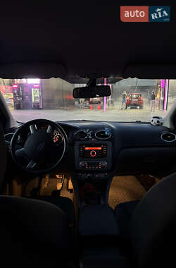 Хэтчбек Ford Focus 2010 в 