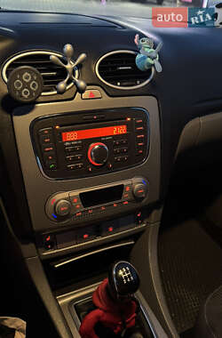 Хэтчбек Ford Focus 2010 в 