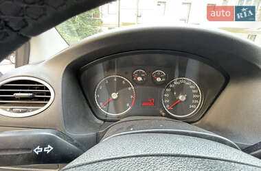 Хэтчбек Ford Focus 2011 в 