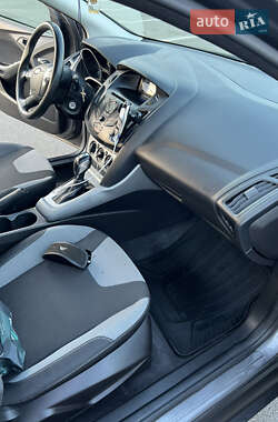 Хэтчбек Ford Focus 2012 в 