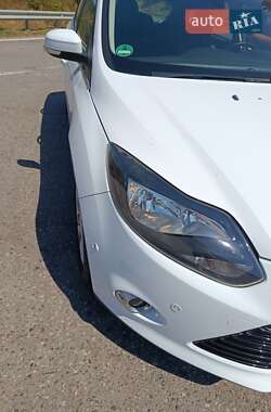Хэтчбек Ford Focus 2011 в 