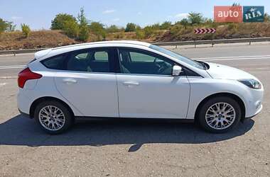 Хэтчбек Ford Focus 2011 в 