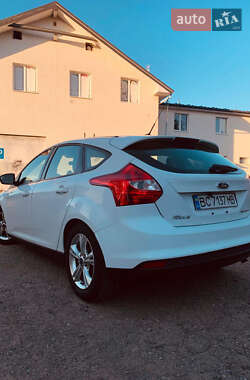 Хэтчбек Ford Focus 2012 в 