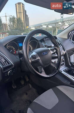 Хэтчбек Ford Focus 2012 в 