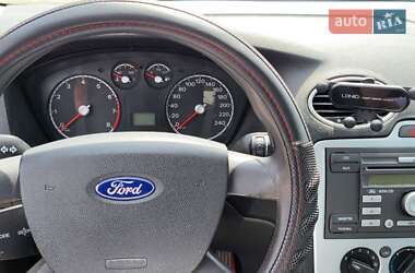 Хэтчбек Ford Focus 2005 в 