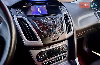 Хэтчбек Ford Focus 2012 в 