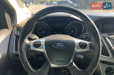 Хэтчбек Ford Focus 2011 в 