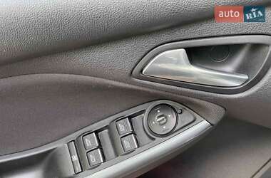 Хэтчбек Ford Focus 2011 в 