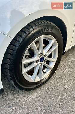 Хэтчбек Ford Focus 2015 в 